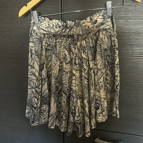 Celestino shorts like new, size M with belt, beige and blue