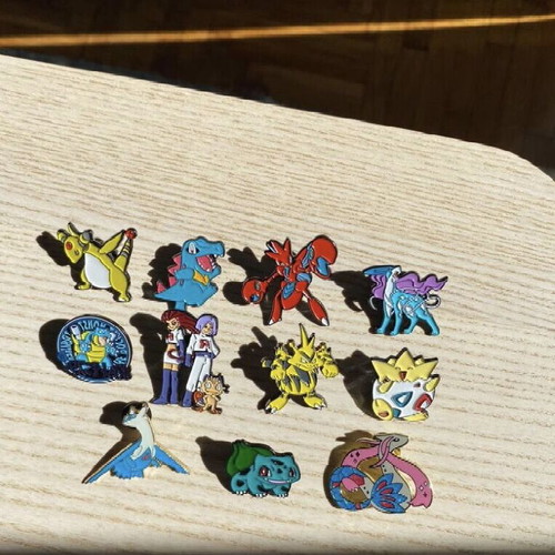 Pokemon pin set like new, 11 pieces