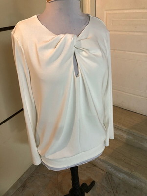 Women's blouse like new, white, size XL with neckline design