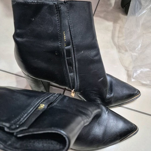 Black boots used size 40 with wear