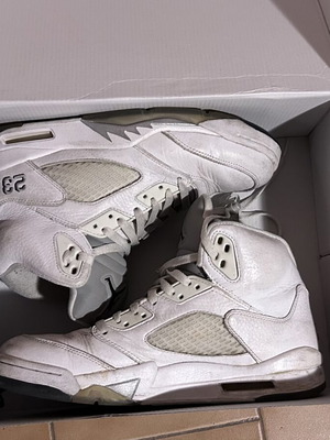 Nike Air Jordan 5 Retro 136027-130 αθλητικά παπούτσια σε λευκό και ασημί, μέγεθος 44.5