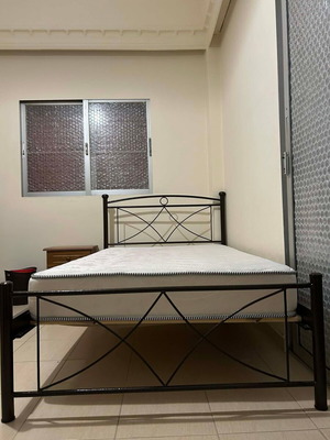 Μεταλλικό κρεβάτι ημίδιπλο με υφή σφυρήλατου και στρώμα σαν καινούργιο