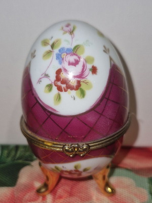 Limoge porcelain decorative egg like new