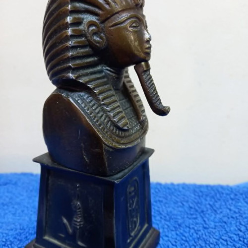 Heavy bronze statue of Tutankhamun used