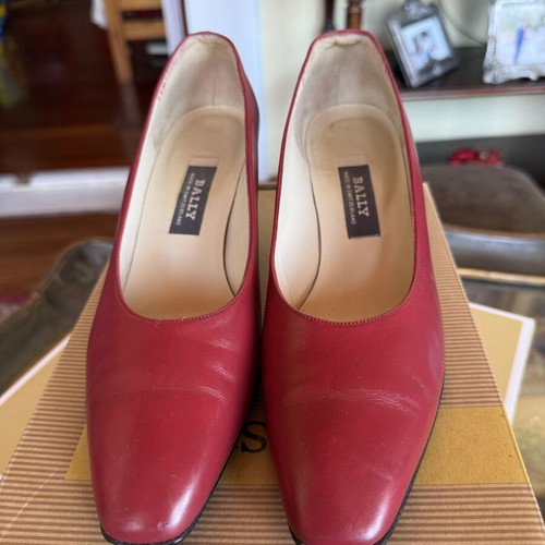 Bally leather pumps new, size 38, burgundy with gold detail