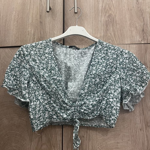 Floral crop top Shein like new, sage green with ruffle sleeves