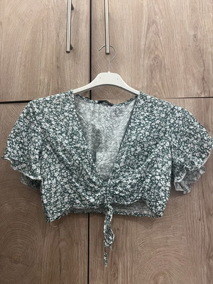 Floral crop top Shein like new, sage green with ruffle sleeves