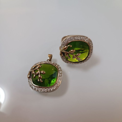 Ozze pendant and ring set like new with green peridot and silver 925