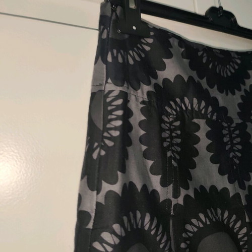 H&M skirt size 38 with side zipper like new, black