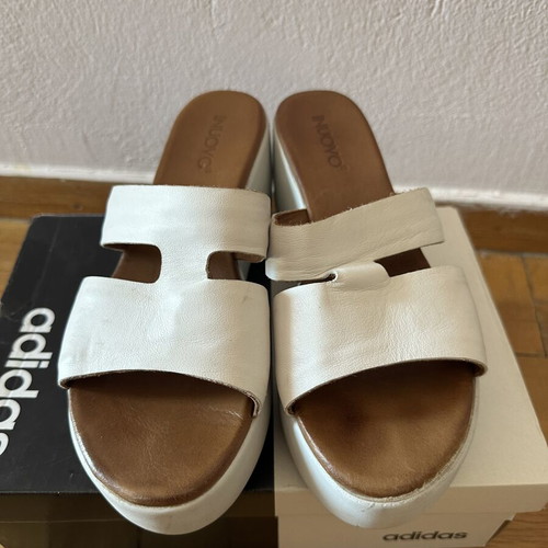 Inuovo white platform slippers used, size 37