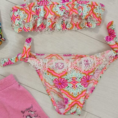 Baby clothing set like new, includes bikini, shirts, shorts up to 2 years
