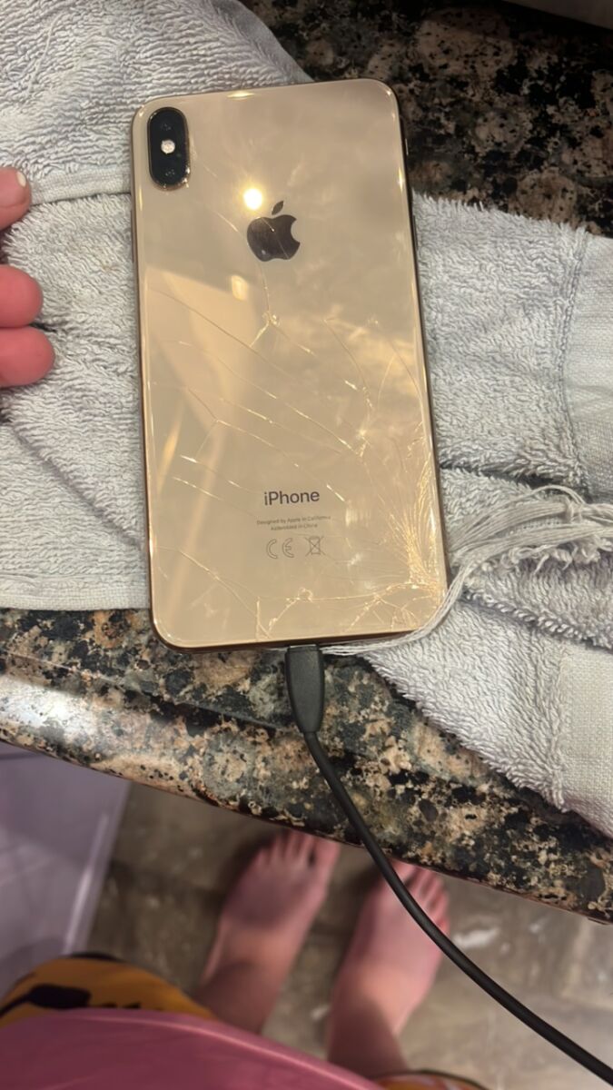 iPhone Xs Max 256GB used with broken… - € 110,00 - Vendora.cy
