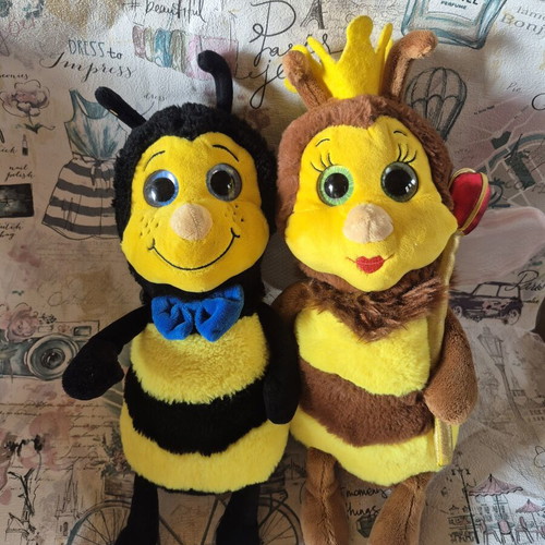 Bee plush toy set like new