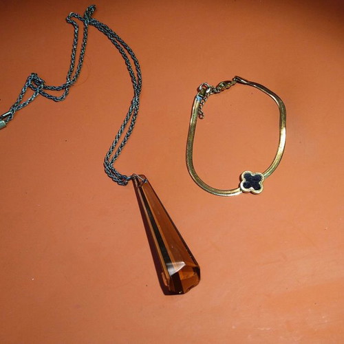 Necklace with impressive crystal-type pendant and gift bracelet