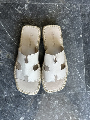 Runnerboss sandals size 40 like new, beige leather platform