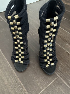 Balmain by H&M black high-heeled ankle boots like new, size 39