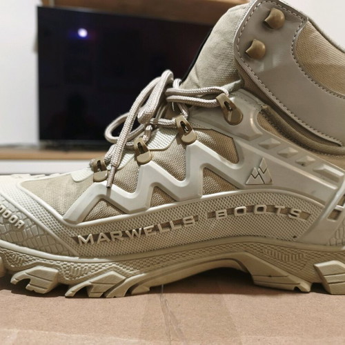 Hiking boots size 45 like new, beige