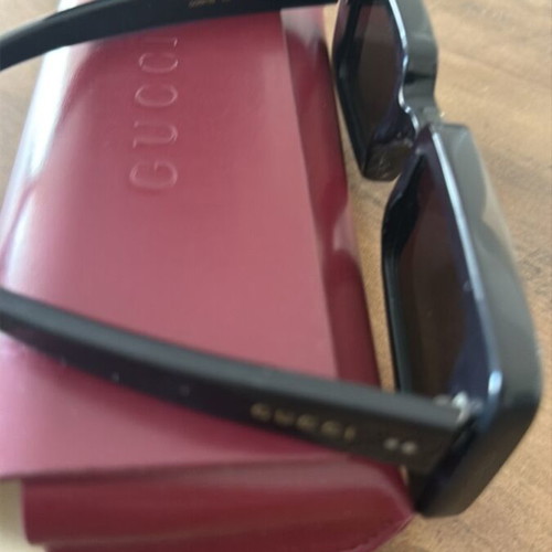 Gucci Sunglasses like new, black, original with box and accessories