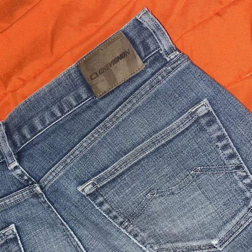 Chevignon Blue Jean W32 straight fit with distressed details