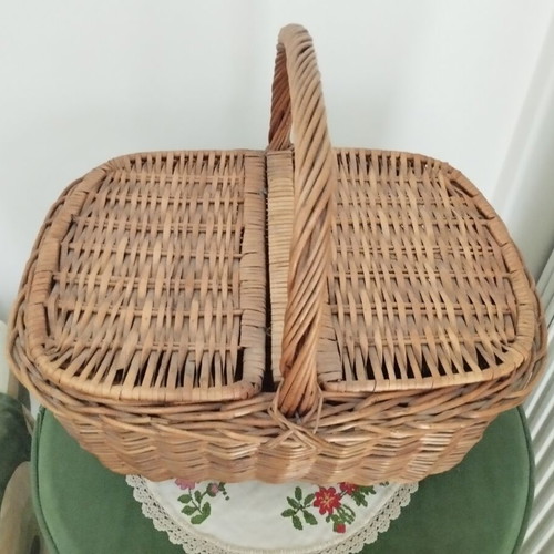 Vintage wicker picnic basket with double butterfly lid like new