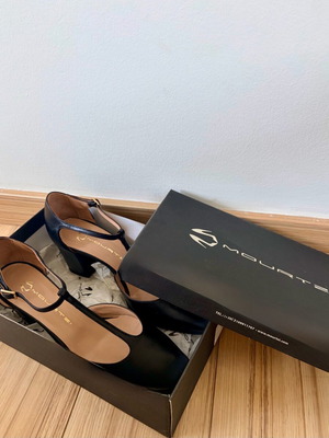 Mourtzi Black Leather Pumps Like New Size 40