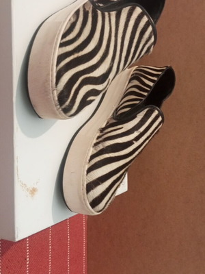 Cricket Zebra women's shoes like new with platform sole