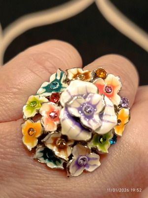 Women's ring like new with small rhinestone stones, faux bijou