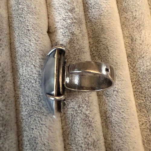 Silver ring with mother of pearl new, Etalon Jenavi