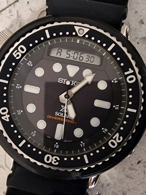 Seiko wristwatch like new with box and papers, solar mechanism