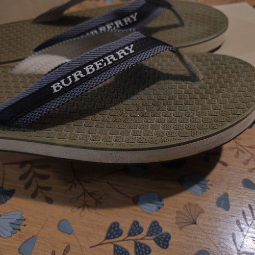 Burberry London flip flops size EU 42 like new with box and dust bag