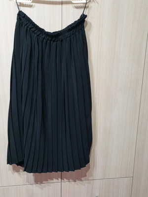 Black pleated skirt like new, size 3 with elastic waist