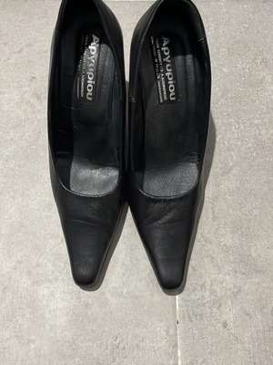 Leather black pumps used by Argyriou, size 39