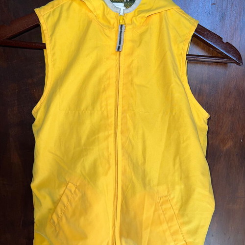 Gap sleeveless windbreaker used for boy 4 years old, yellow