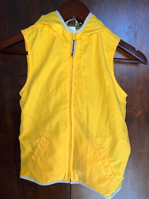 Gap sleeveless windbreaker used for boy 4 years old, yellow