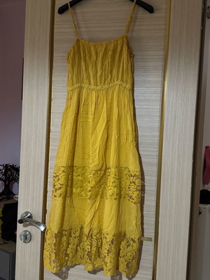 Mustard dress with lace, like new, size M