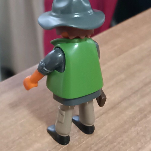 Playmobil explorer like new with rifle and hat