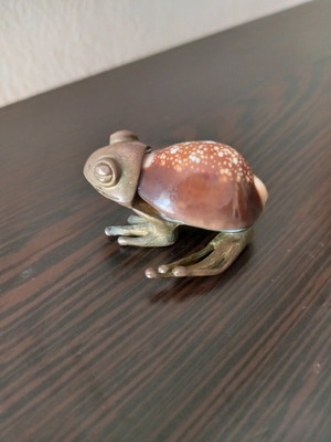 Decorative frog vintage like new, brass and shell