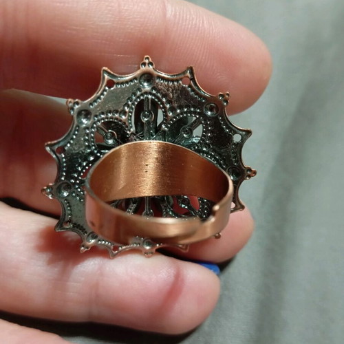 Women's ring like new with adjustable size