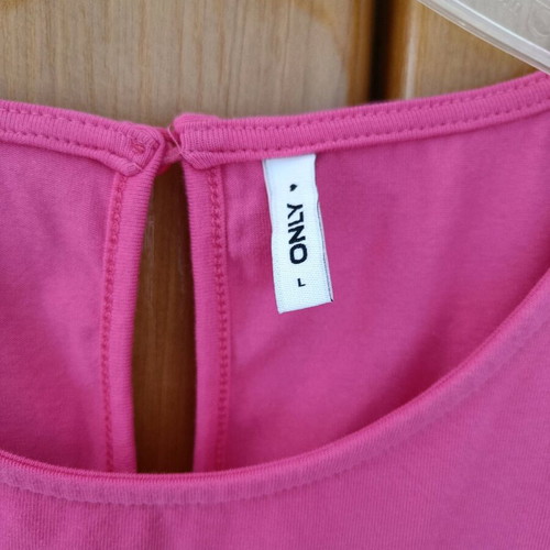 Only dress fuchsia, wide sleeves, short, like new, size L
