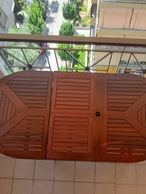 Keuring wooden outdoor set like new, 1 table and 4 folding chairs