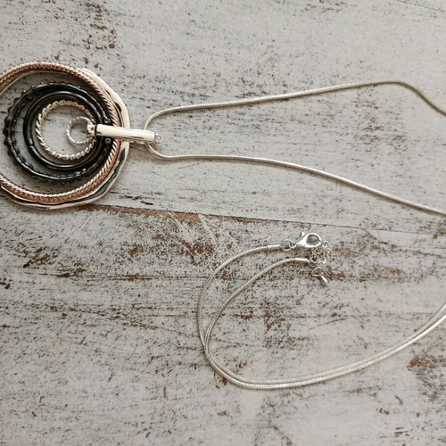Long pendant necklace with circular motifs in silver and anthracite shades