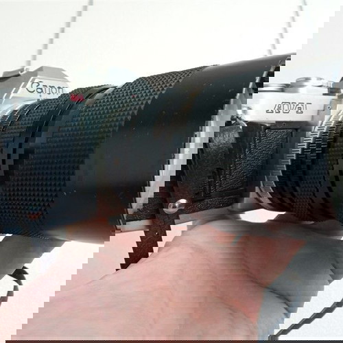 Αναλογική φωτογραφική μηχανή Canon AV-1 μεταχειρισμένη με φακό