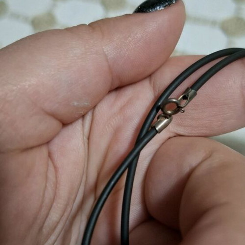 Rubber necklace with leaf used, black