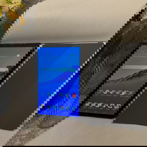 Huawei MediaPad M5 Lite 10.1" таблет като нов с WiFi и калъф