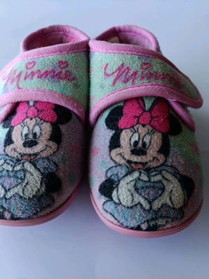 Minnie Mouse jumbo slippers size 23 used
