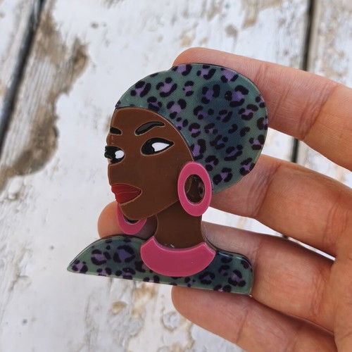 Acrylic brooch woman with leopard turban and pink details