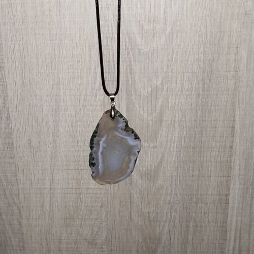 Stone pendant used with polished natural stone slice