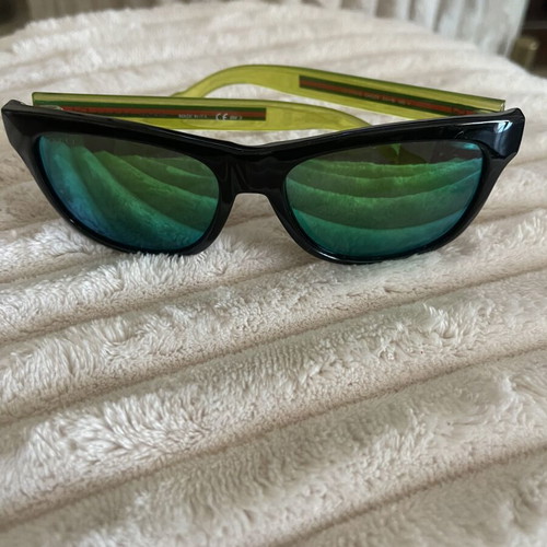 Gucci sunglasses unisex with green mirror lenses and black frame like new