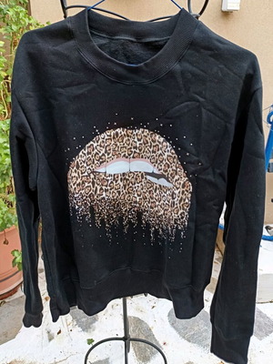 Sweatshirt with fleece lining size S unused, black with lips design