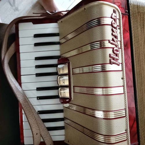 Hohner Vintage Student IVM Accordion like new with original case